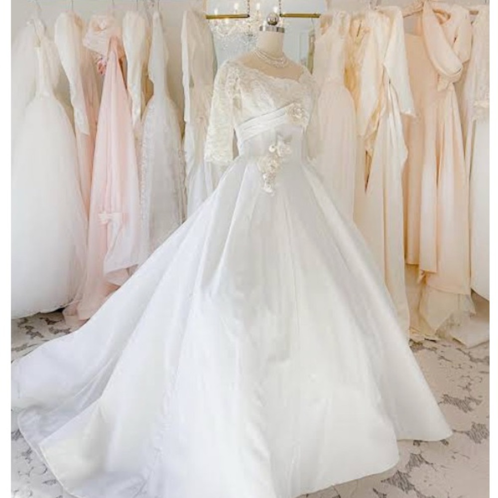 Elegant Neiman Marcus Vintage Wedding Dress with Lace Details Size M